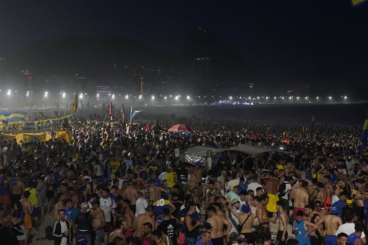 La noche previa siguió a full en Copacabana. Nadie se quiso ir. Foto: Fernando de la Orden / Enviado Especial 