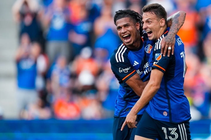 Angulo junto a Santiago Arias. (Prensa Cincinnati)