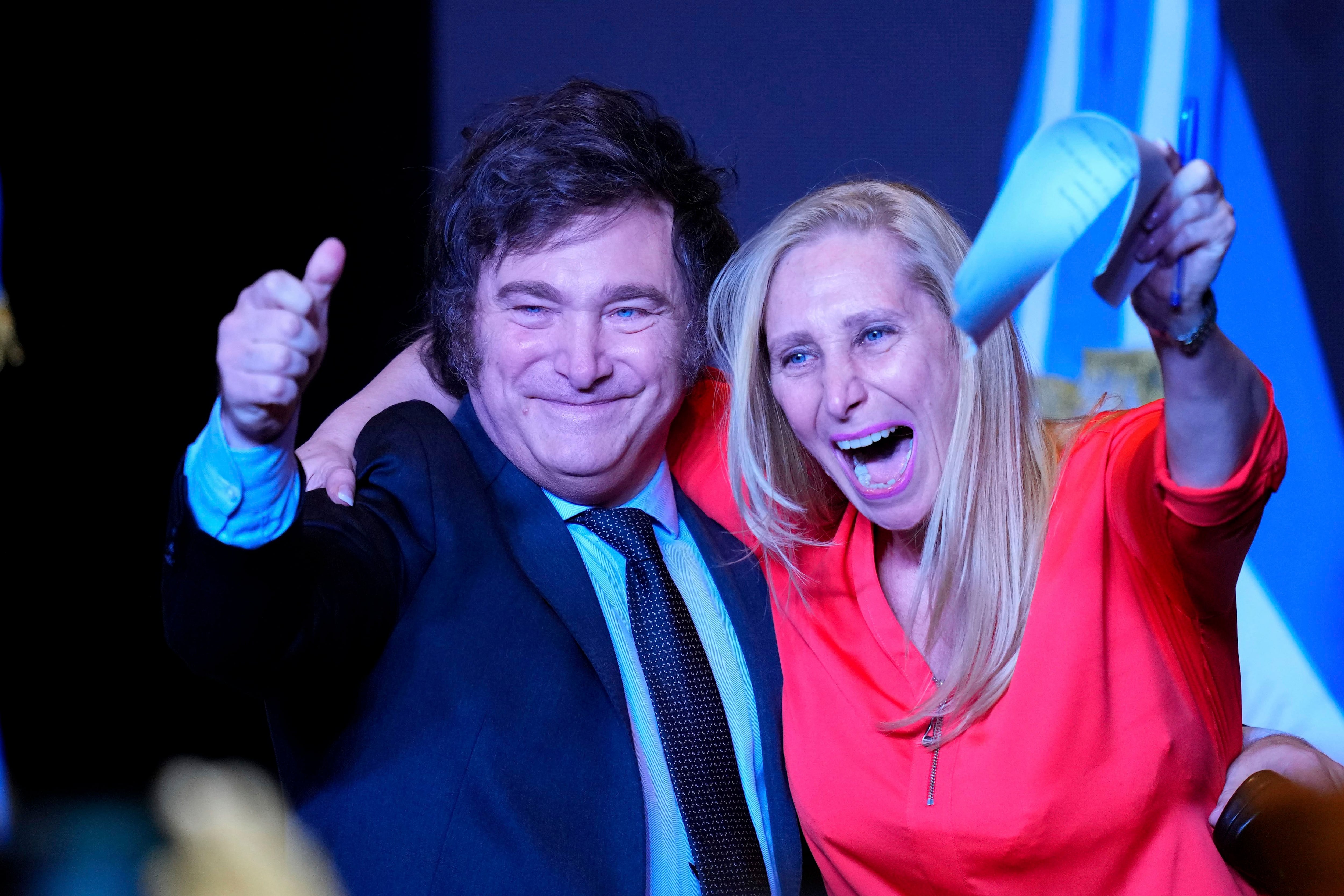 Javier Milei celebrando con su hermana Karina Milei la victoria en su primer discurso tras ganar el balotaje presidencial. (Foto: AP/Natacha Pisarenko)