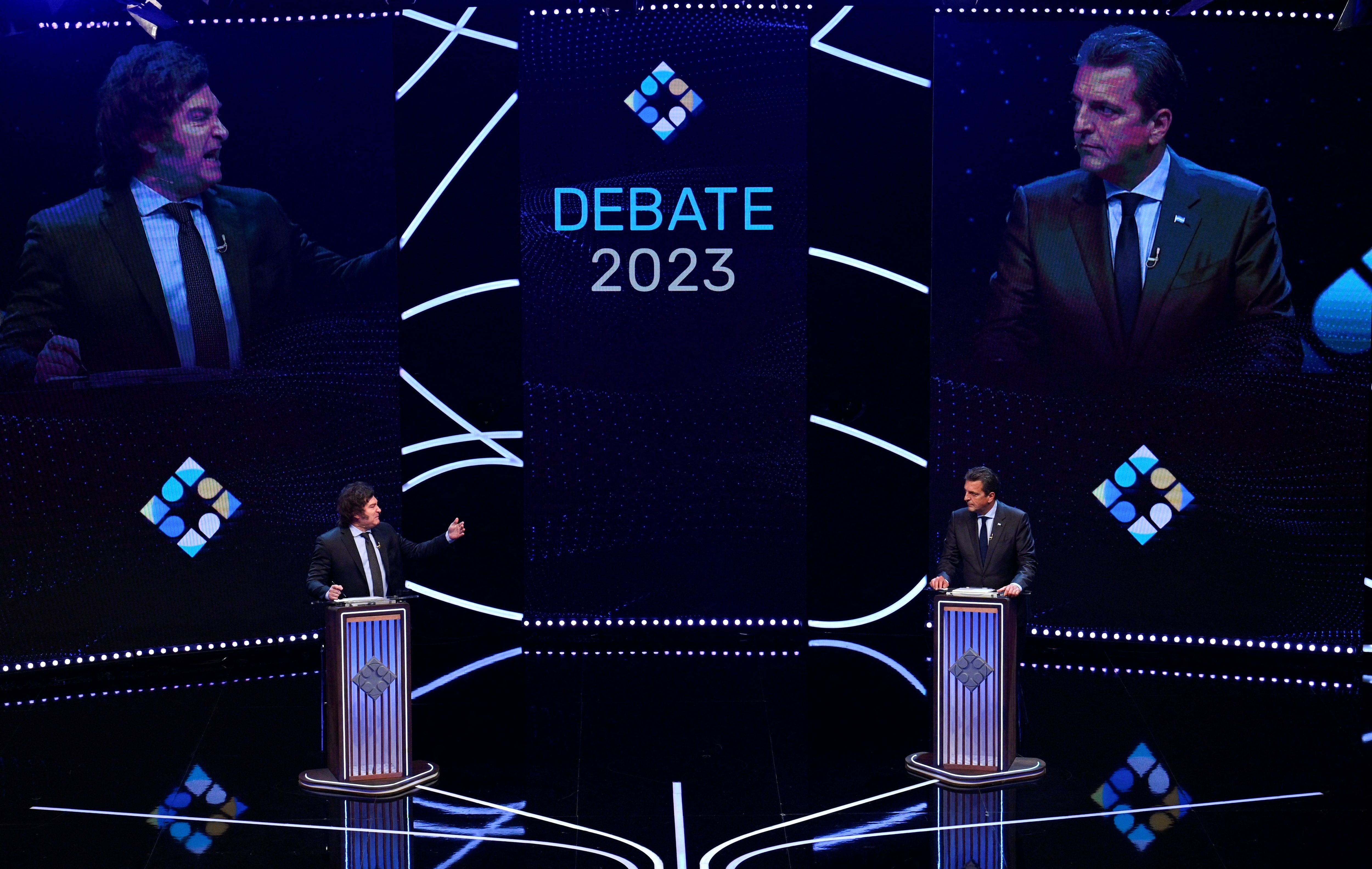 Javier Milei y Sergio Massa durante el debate. (Foto: Luis Robayo / Reuters)