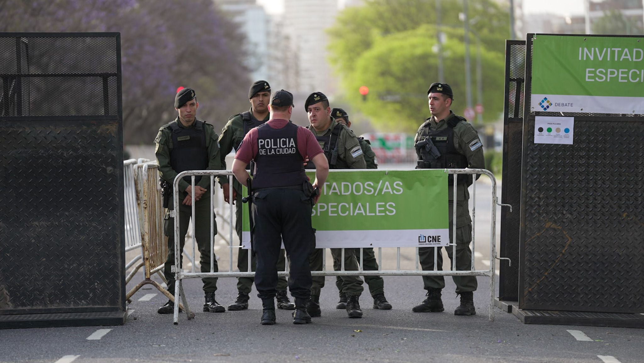 Así está por fuera la Facultad de Derecho a horas del debate entre Massa y Milei. (Foto: Nicolás González / TN)