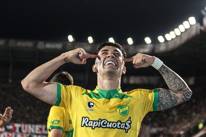 El festejo de Solari post gol. (Foto: @ClubDefensayJus)