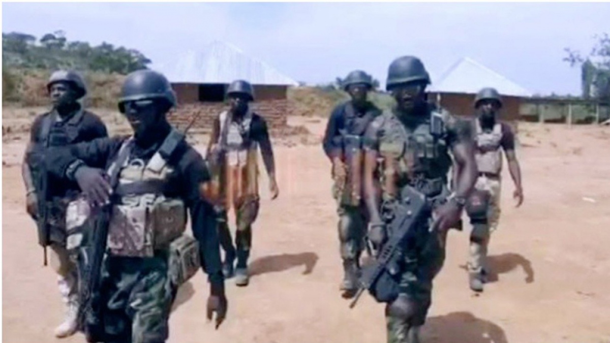 Efectivos militares nigerianos recorren zonas cercanas a donde se produjo el confuso episodio que termin con la vida de 80 personas