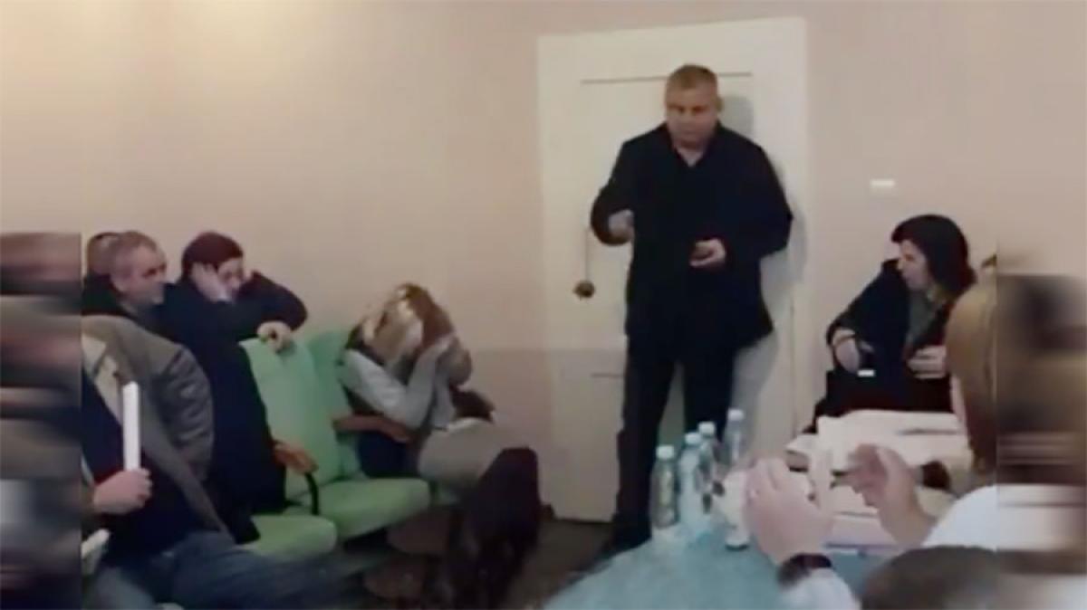 El acusado saca de sus bolsillos y lanza al suelo lo que parecen ser granadasFoto CapturaXagenciaRT