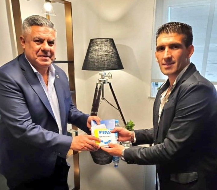 Merlos y Claudio Tapia, cuando le entregó la credencial FIFA.