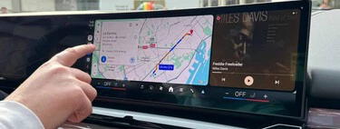Probamos el resumen de mensajes en Android Auto con IA: un pequeño paso para la comunicación, un salto enorme en seguridad