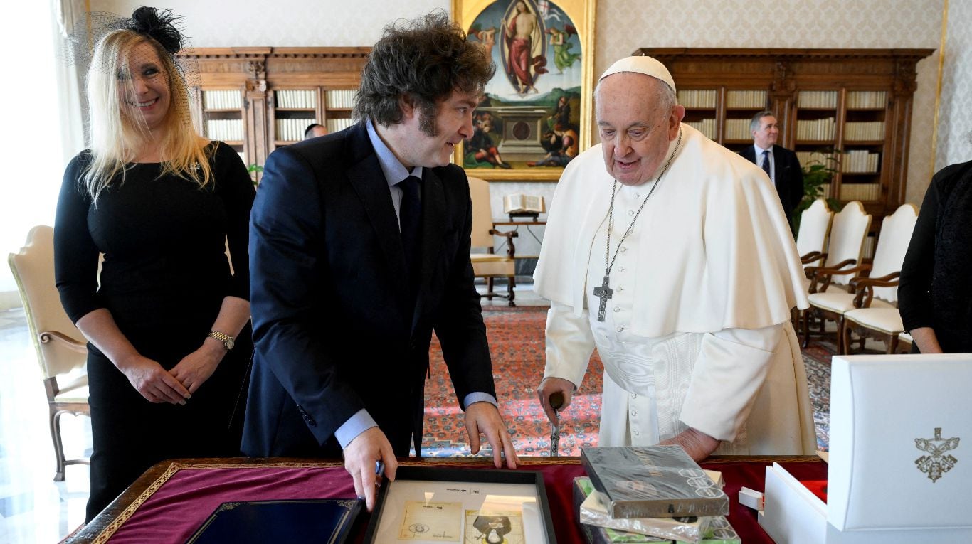 Milei y el Papa intercambiaron regalos. (Foto: Vatican Media/Handout via REUTERS)