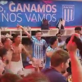 Racing y un festejo íntimo desde el vestuario, hits picantes y el pedido de Almendra a Costas