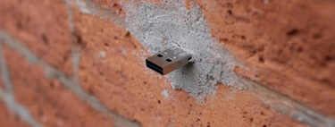 Un youtuber vio un USB incrustado en la pared y conectó su portátil. Esto fue lo que encontró, sin pensar en los peligros ocultos