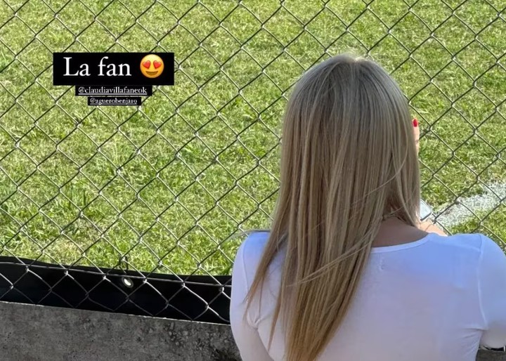 La imagen que posteó Ginaninna Maradona de Claudia Villafañe observando a Benjamín Agüero. (Instagram @giamaradona)