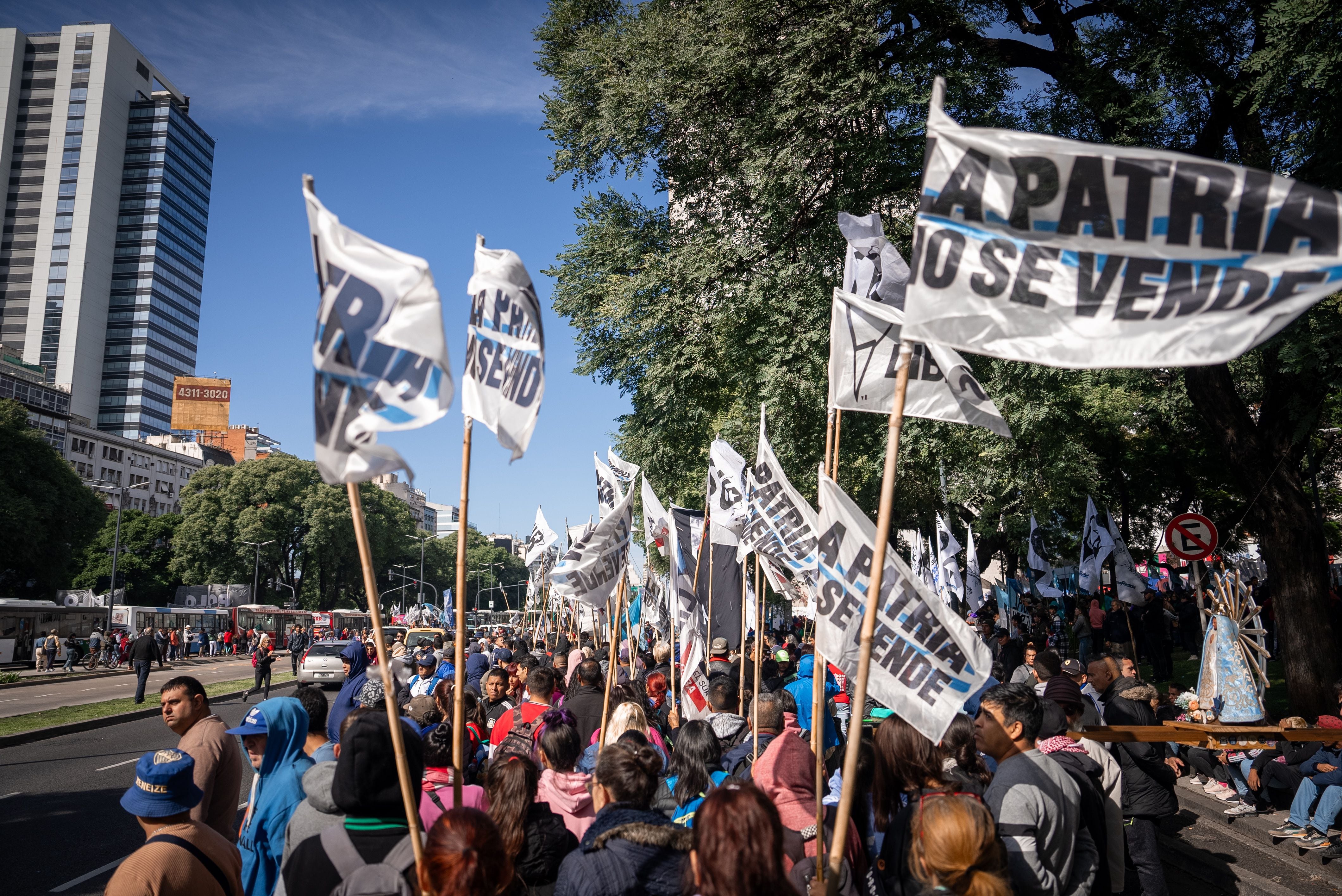 Los manifestantes se encuentran sobre la avenida 9 de Julio. (Foto: TN / Leandro Heredia)