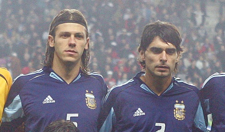 Martín Demichelis y Roberto Ayala en un amistoso de la Selección Argentina en 2005. (AP)