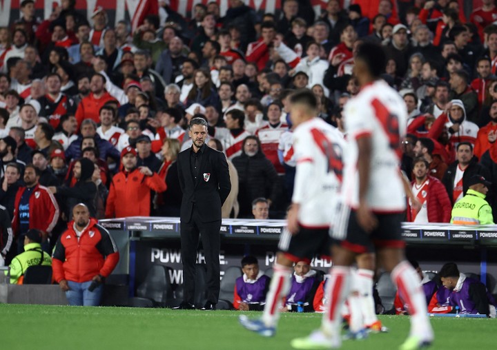 Demichelis contemplando la victoria de River ante Nacional por la Copa Libertadores. (REUTERS)