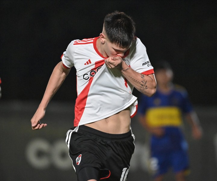 Mastantuono besa el escudo al celebrar su gol. Prensa River