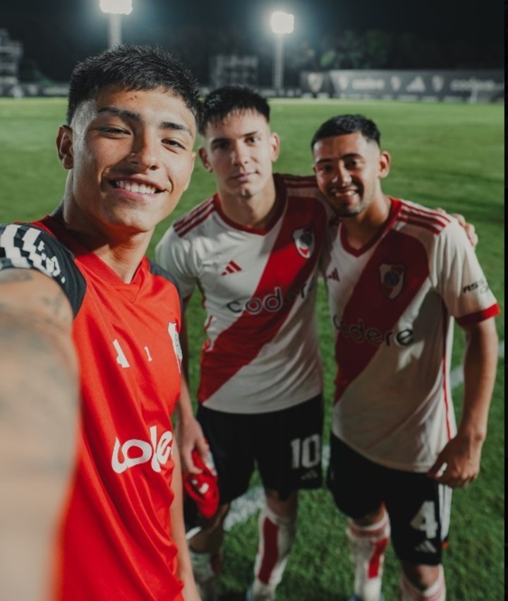 Ruberto, Mastantuono y Aguirre tras la victoria ante Boca.