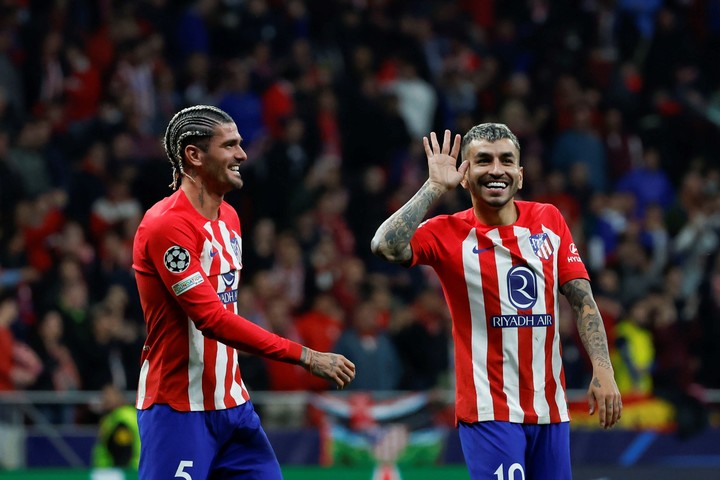 MADRID, 13/03/2024.- Los jugadores argentinos del Atlético de Madrid, Rodrigo de Paul (i) y Ángel Correa, celebran su pase a cuartos tras derrotar al Inter en el partido de vuelta de los octavos de final de la Liga de Campeones que Atlético de Madrid e Inter de Milán han disputado hoy miércoles en el estadio Metropolitano. EFE/Juanjo Martín.