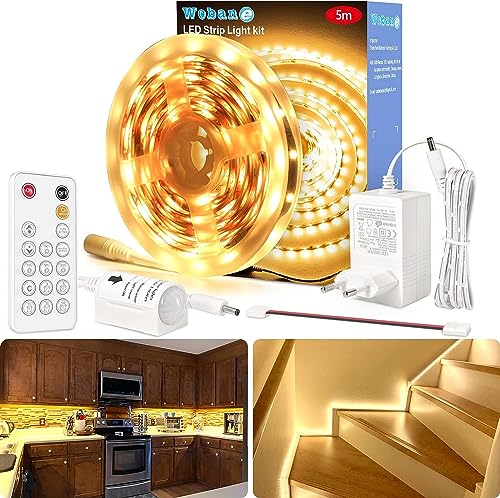 WOBANE Tira Led con Sensor de Movimiento 5 Metros, Tira Led Blanca Cálido 12v con Mando a Distancia Regulable, Tiras Led Cocina Bajo Mueble con Enchufe para Interior Escaleras,Estanterías,Guardarropa