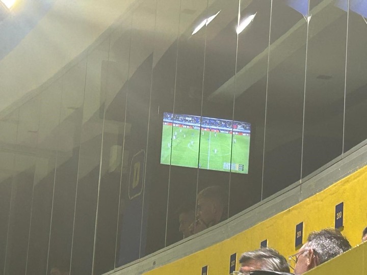 Nicolás Valentini, viendo a Boca en uno de los palcos de la Bombonera.