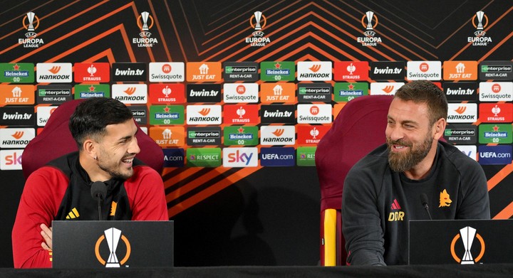 La buena onda entre Paredes y De Rossi en conferencia. 