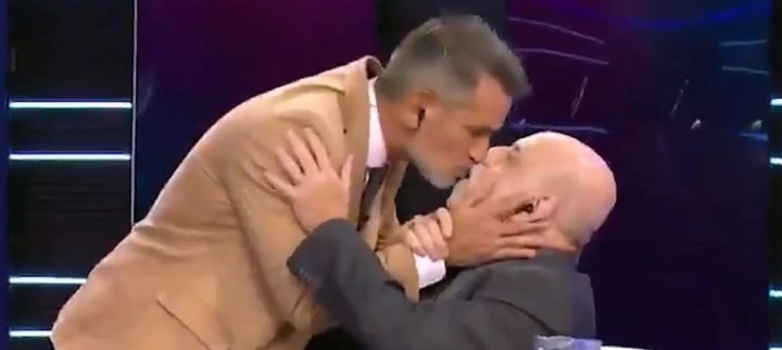 Un beso entre Horacio Pagani y Diego Díaz en vivo.