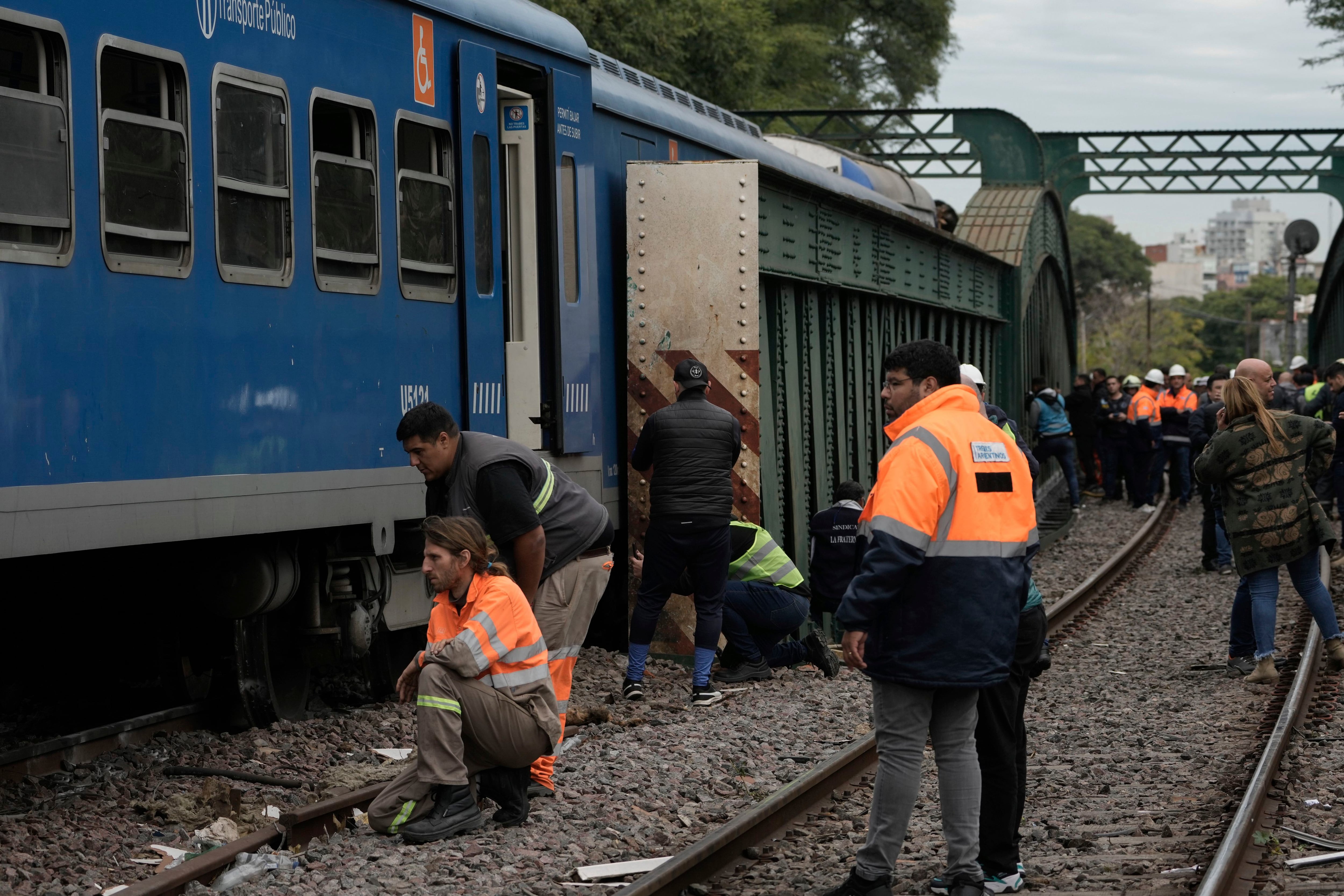 Empleados ferroviarios inspeccionan la formación accidentada este viernes. (Foto: AP / Rodrigo Abd)