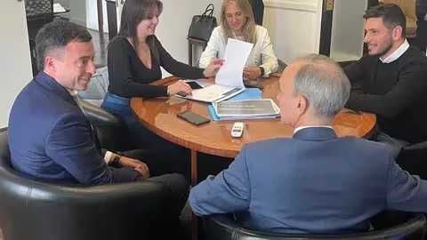 La ministra de Capital Humano junto al secretario de Educación, Carlos Torrendell se reunió este miércoles con el intendente de Río Tercero, Marcos Ferrer y los diputados radicales Gabriela Brouwer de Koning y Rodrigo De Loredo. (Foto: Ministerio de Capital Humano)
