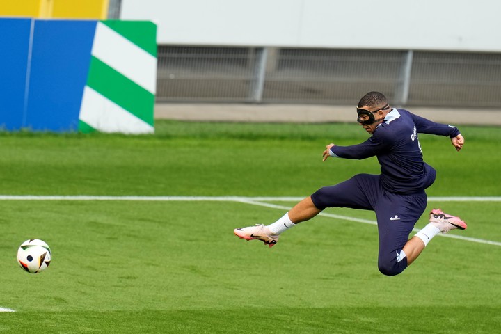 Mbappé, en el entrenamiento de Frania. (AP)