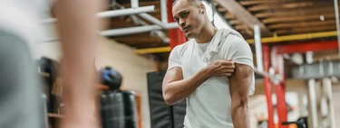 Un nuevo estudio sugiere que el agarre a la hora de entrenar el tríceps en polea influye más de lo que pensábamos