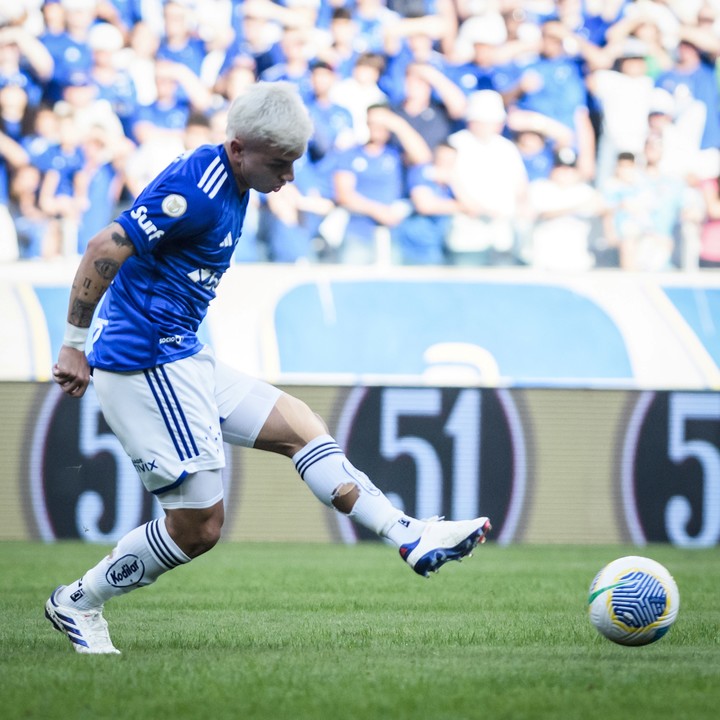 Alvaro Barreal convirtió para Cruzeiro contra Corinthians.