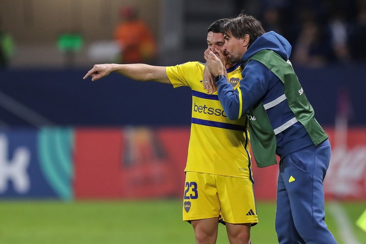 Diego Martínez habla con Lautaro Blanco. (Foto. EFE)