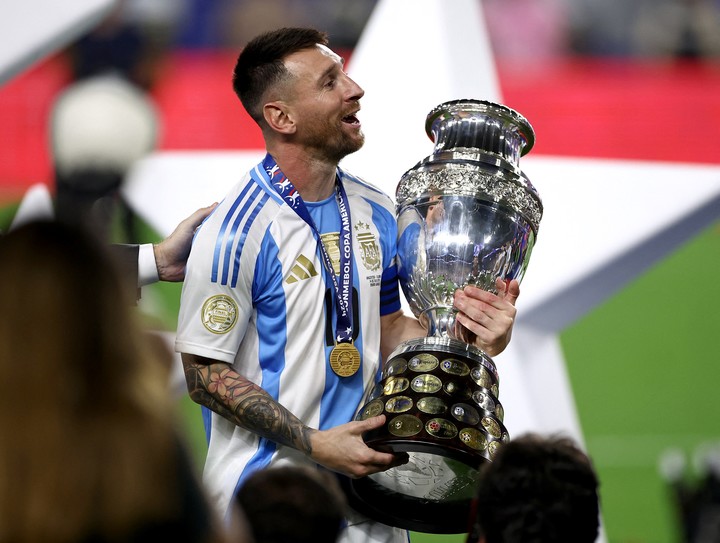 Messi volvió a acariciar una Copa América. Como en el 2021, en el Maracaná. (REUTERS)