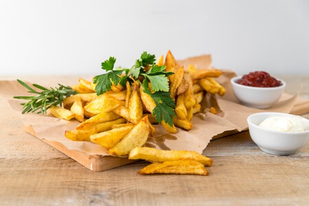 Deliciosas Papas Fritas Mayonesa Mesa Madera 23 2148374953
