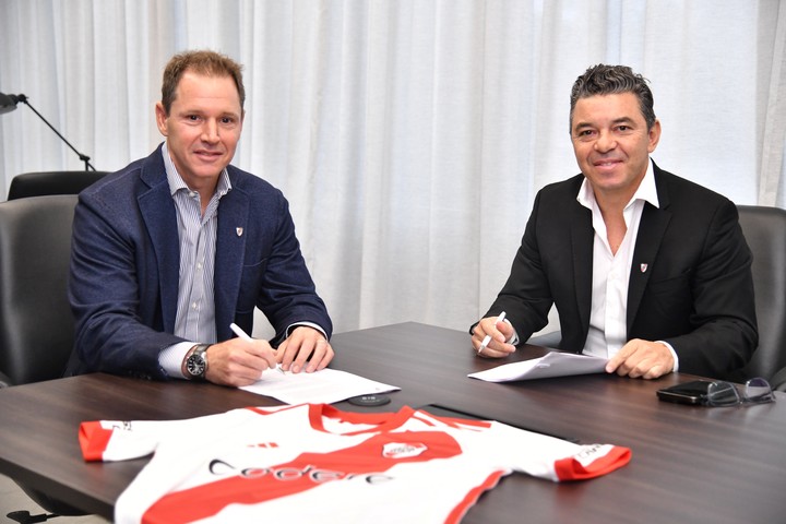 Marcelo Gallardo firmó su contrato en River (Prensa River).