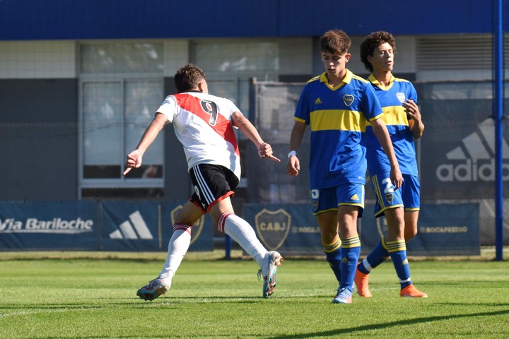 El festejo de Santino Gallardo en el predio de Boca en Ezeiza.