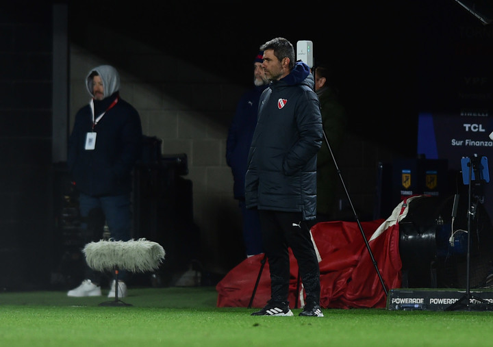 Julio Vaccari, técnico del Rojo, en la cancha de Estudiantes. (Fotobaires)