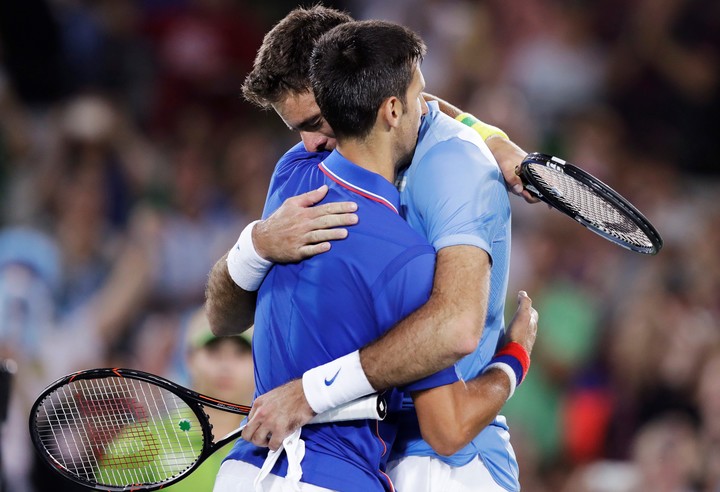 Delpo y Djokovic tras el triunfo del tandilense en los JJ.OO. 2016.