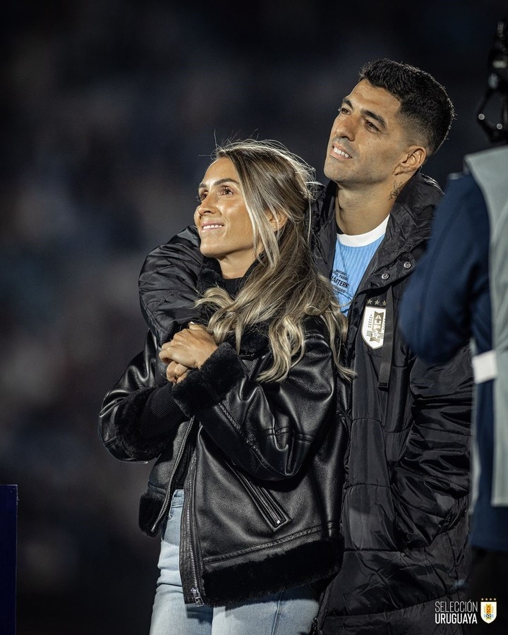 El delantero junto a Sofía Balbi, su mujer.