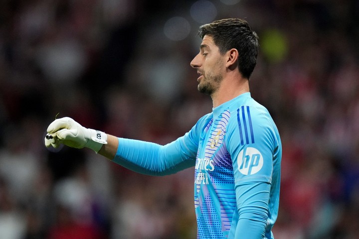 Courtois señala el encendedor que le tiraron.