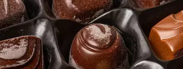 "Mi chocolate tiene manchas blancas y no sé si es seguro comérmelo": a qué se deben y qué hacer si las encontramos