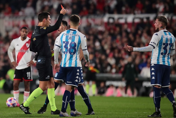 El árbitro Facundo Tello expulsa a Gonzalo Piovi de Racing .