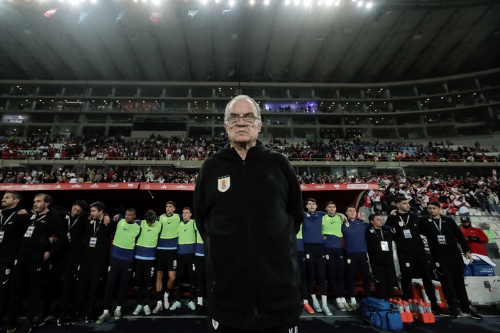 Bielsa y la atenta mirada en la previa del partido ante Perú. (Foto: AP)