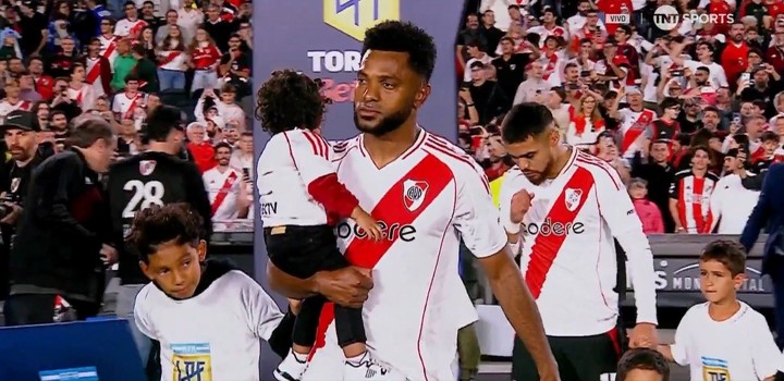 Borja salió a la cancha con sus hijos en el partido frente a Vélez.