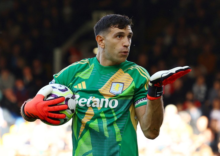 El Dibu Martínez con la camiseta del Aston Villa. Reuters