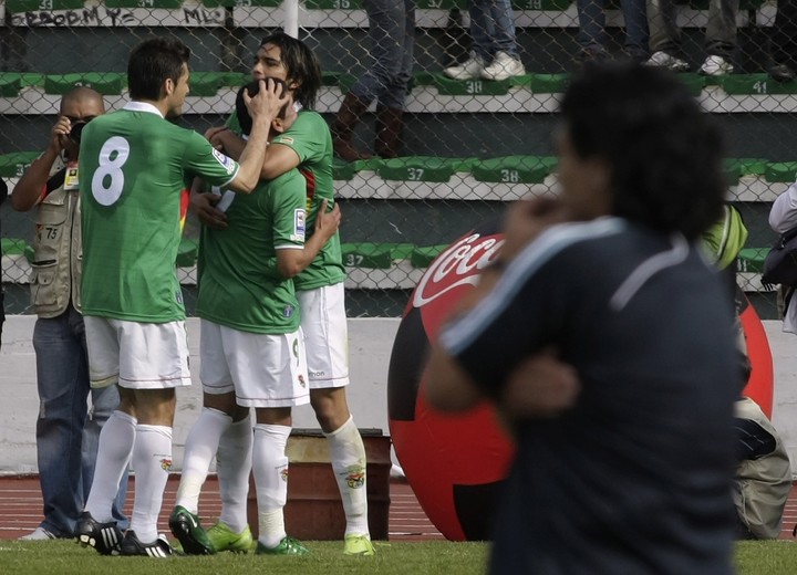 Martins festeja su gol y Diego lamenta el inicio de una goleada histórica. REUTERS/Gaston Brito