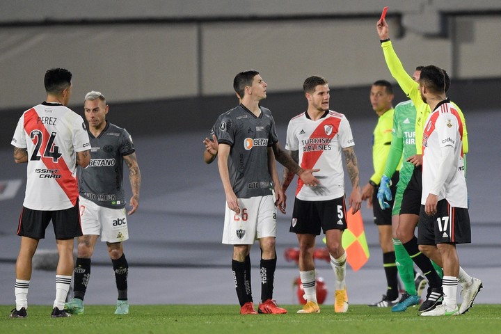 El árbitro Jesús Valenzuela expulsó a Nacho Fernández en un partido ante River cuando jugaba en Atlético Mineiro (EFE).