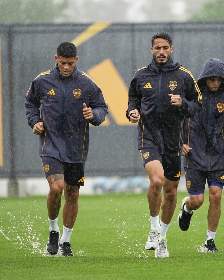 Boca se entrenó este domingo en Ezeiza bajo una intensa lluvia (Prensa Boca),