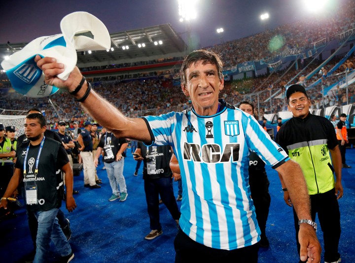 Costas, con la camiseta de Racing campeón de la Copa Sudamericana. (REUTER)