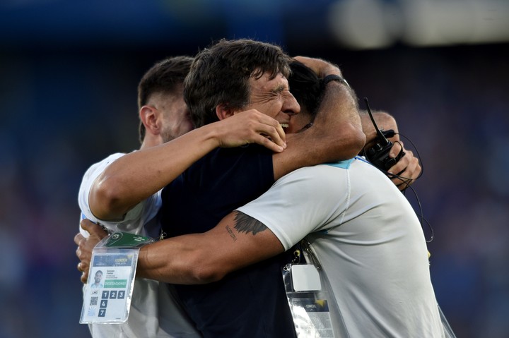 El abrazo de Gustavo Costas con Roger Martínez (AP).