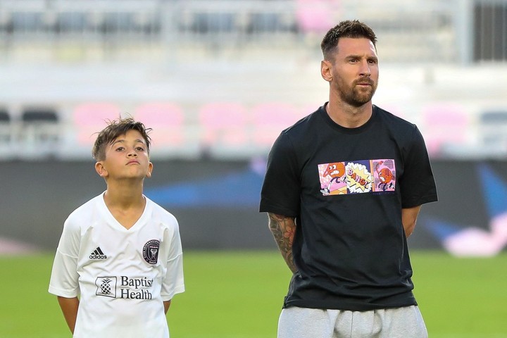 Thiago Messi junto a Lionel Messi. (Photo by Chris ARJOON / AFP)