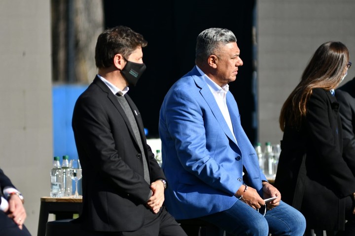 Axel Kicillof junto a Claudio Tapia. Foto: Prensa AFA.